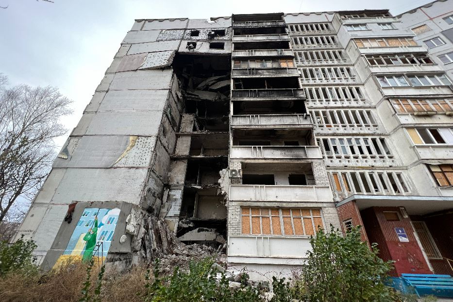 Uno dei condomini bombardati nel quartiere di Saltivka a Kharkiv che potrebbe essere demolito