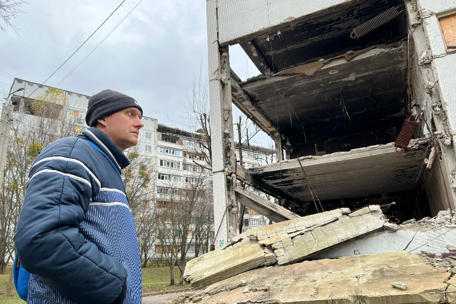Pavel Panov davanti al condominio dove viveva a Kharkiv: devastato dai missili russi, rischia di essere demolito
