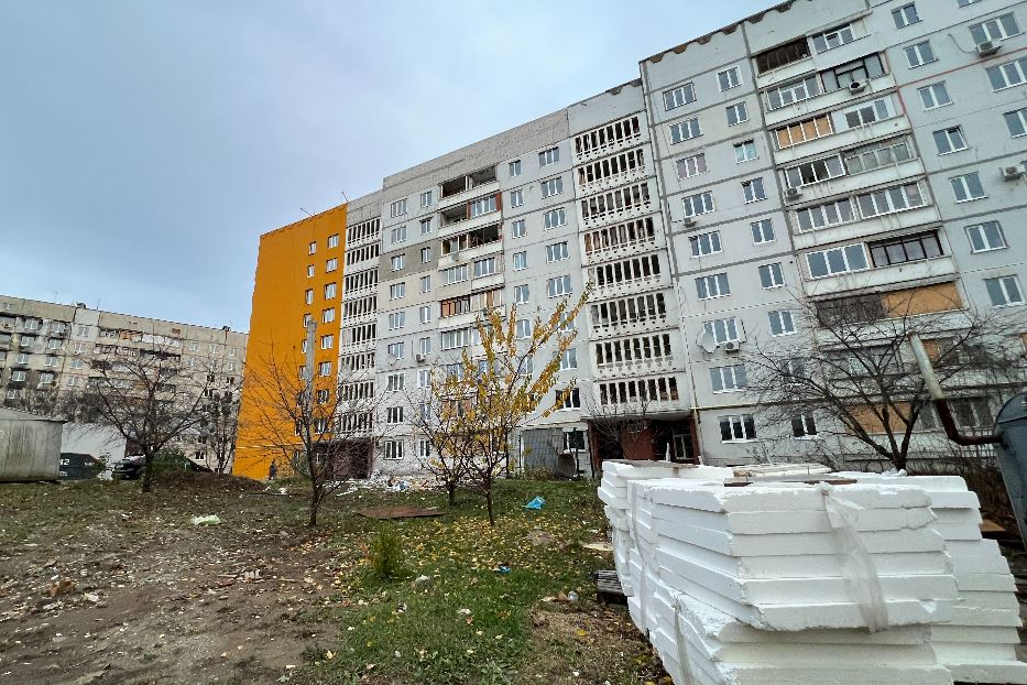 I condomini bombardati di Kharkiv che vengono ristrutturati solo in parte: gli appartamenti rimessi sono dipinti di arancione