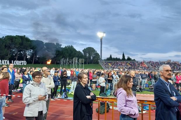 La Messa nello stadio di Macerata prima della partenza