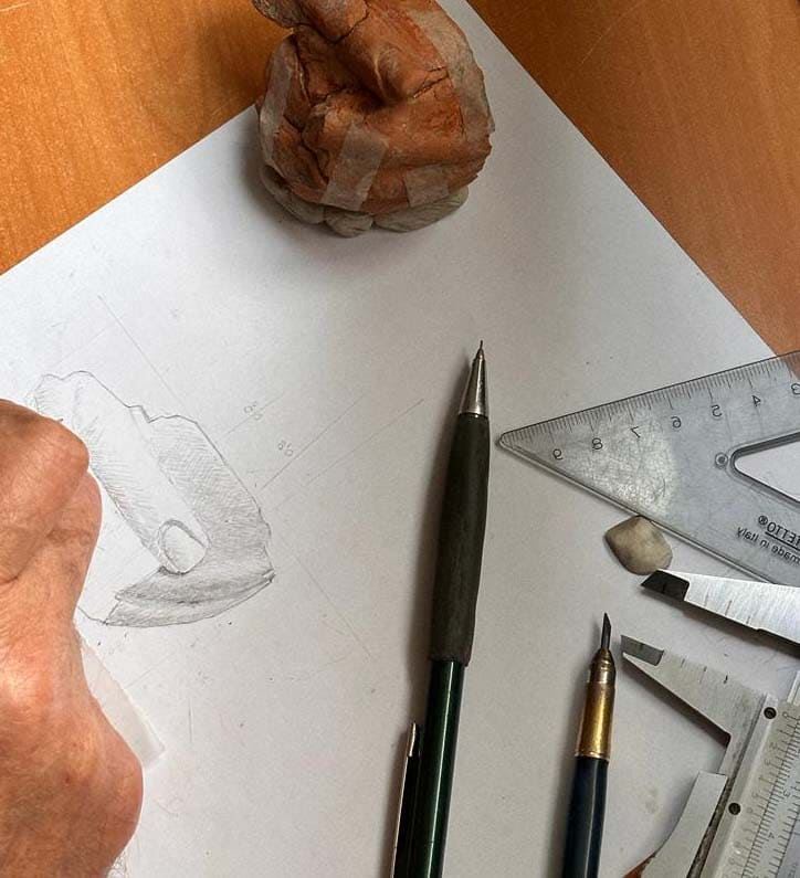 I resti di un vaso per libagioni ittita al disegno il frammento riproduce una mano che tiene una coppella