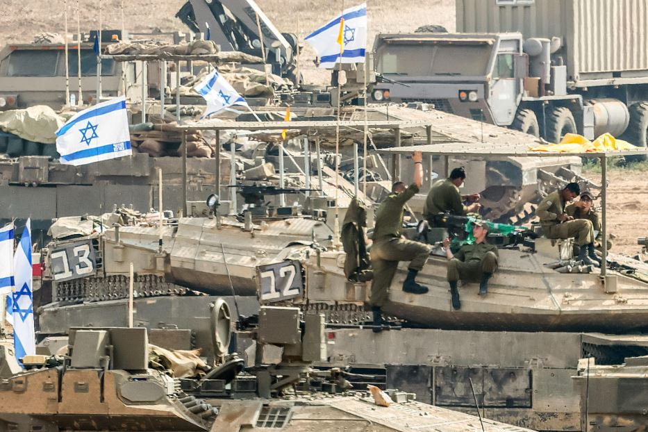 Soldati israeliani al confine con la Striscia di Gaza