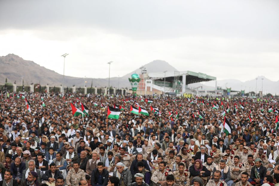 Bandiere palestinesi a un mega raduno di protesta contro i raid di Israele che si è tenuto nella capitale dello Yemen Sanaa
