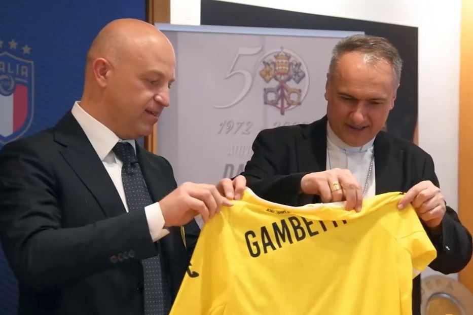 Il cardinale Mauro Gambetti con la maglia gialla della Nazionale vaticana, ossia l’associazione sportiva dilettantistica “Sport in Vaticano”