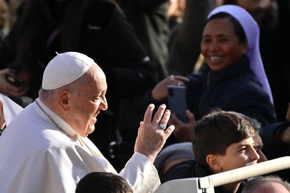 Il Papa tra i fedeli in piazza San Pietro