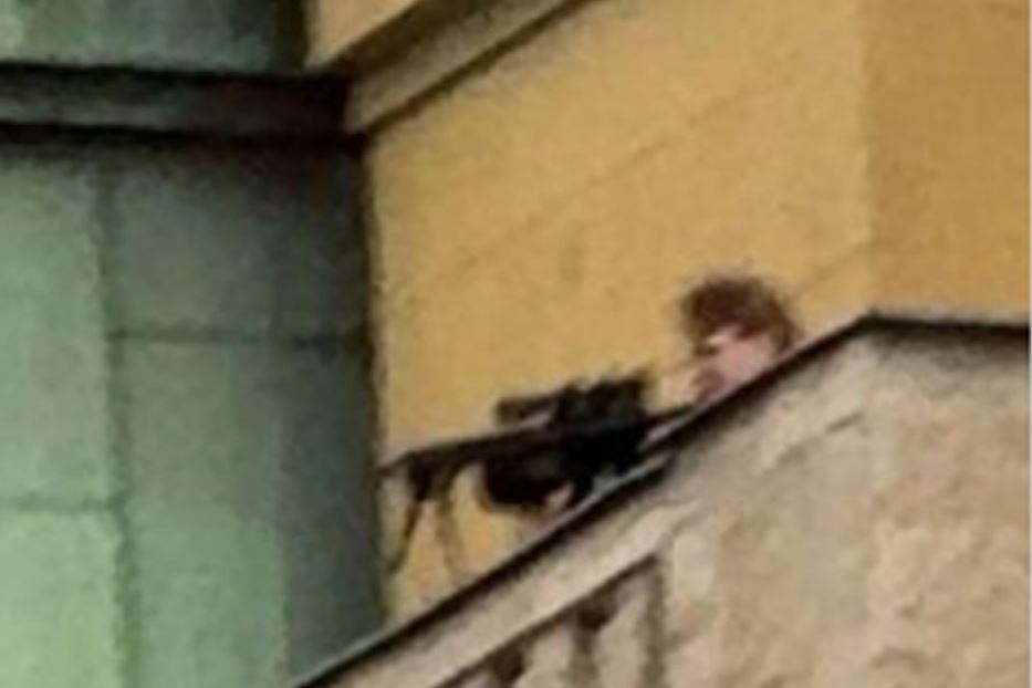 Un'immagine del cecchino mentre spara all'università di Praga