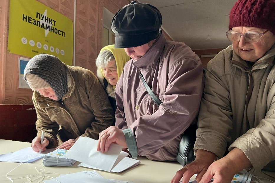 Gli anziani si registrano per ricevere gli aiuti umanitari nel villaggio di Yulivka lungo la linea del fronte intorno a Zaporizhzhia
