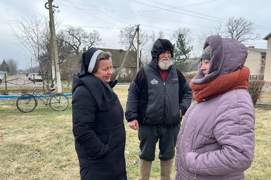 La religiosa basiliana suor Lucia, Mikailovik Radkenko e Larissa Ivanivna Bekova nel villaggio di Yulivka lungo la linea del fronte intorno a Zaporizhzhia