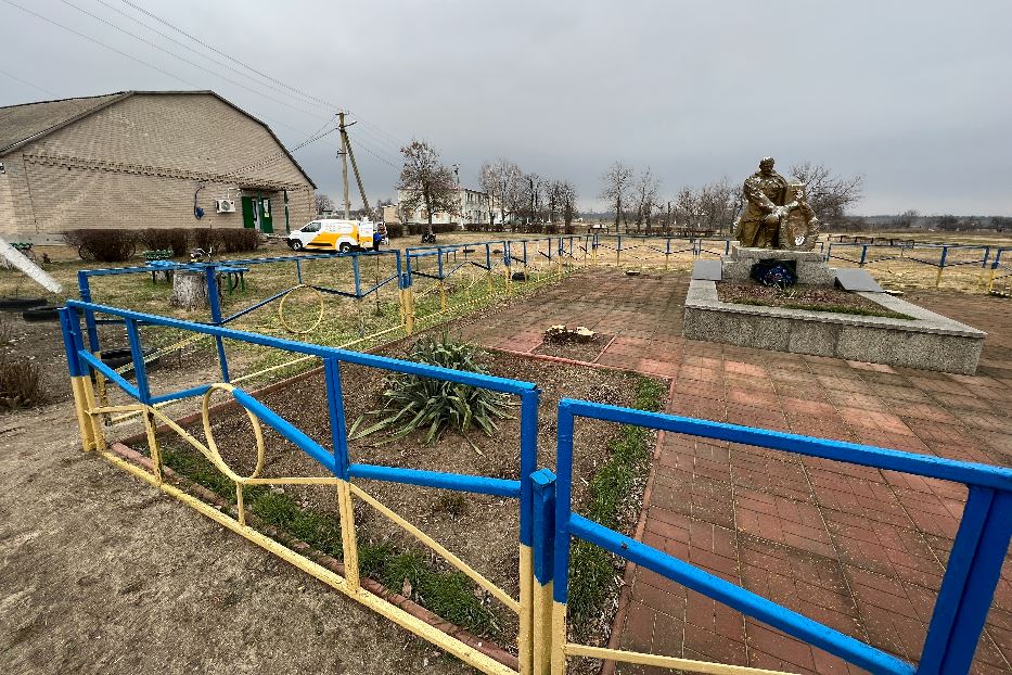 Il monumento al 'soldato russo liberatore' nel villaggio di Yulivka lungo la linea del fronte intorno a Zaporizhzhia