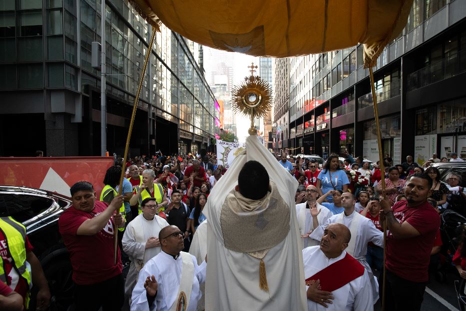 La benedizione eucaristica a Times Square alla viglia di Pentecoste 2023