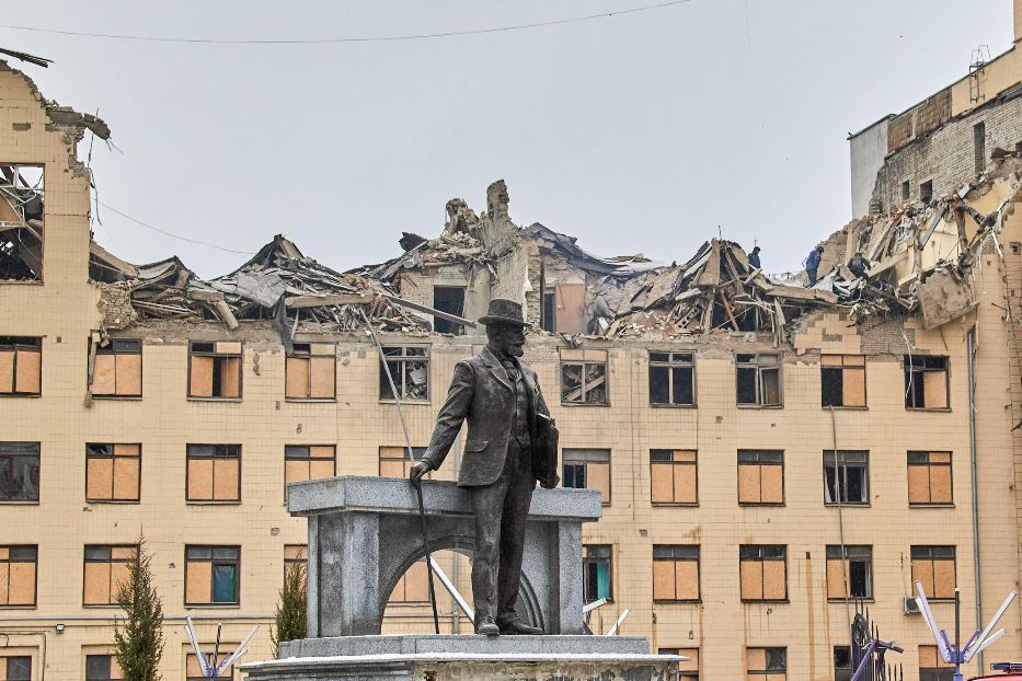 I segni dei bombardamenti russi a Kharkiv