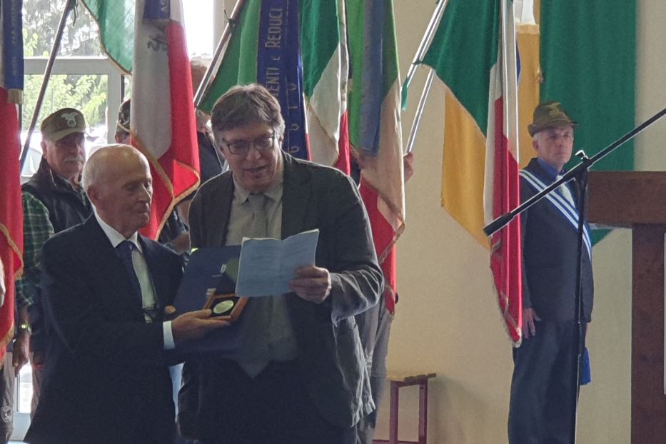 L'Ambasciatore d'Israele in Italia Alon Bar consegna l'onoreficienza ad Antonio Cortile, nipote del maresciallo della Guardia di Finanza