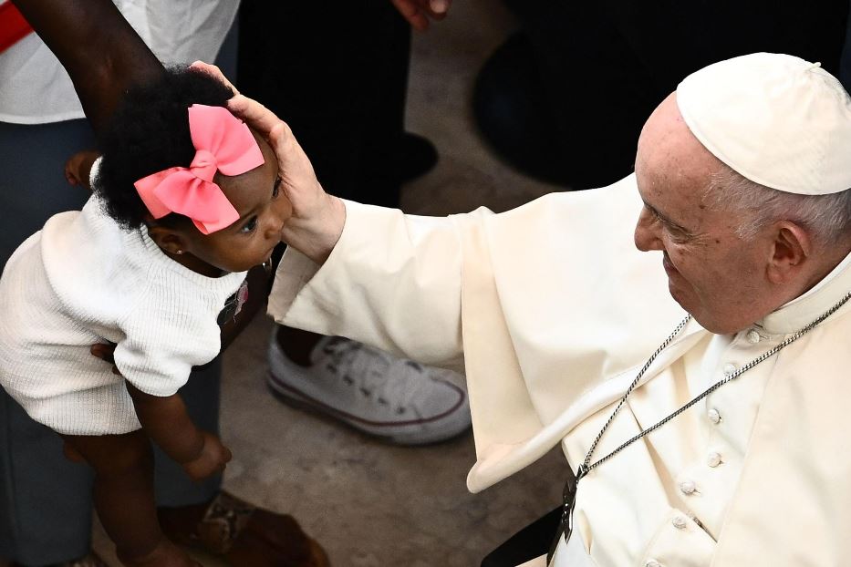 Il Papa con una bambina