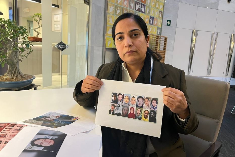 Malalai Joya nel centro per rifugiati in cui Avvenire l'ha incontrata, in Spagna, mostra foto di donne uccise negli ultimi anni