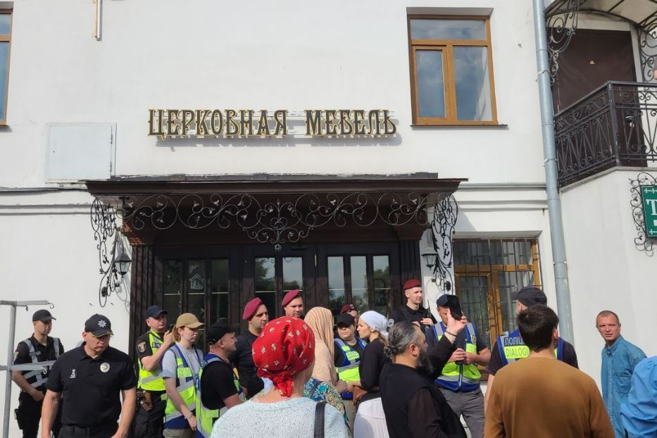 I fedeli protestano contro la decisione di sigillare il Monastero delle grotte a Kiev per cacciare i monaci