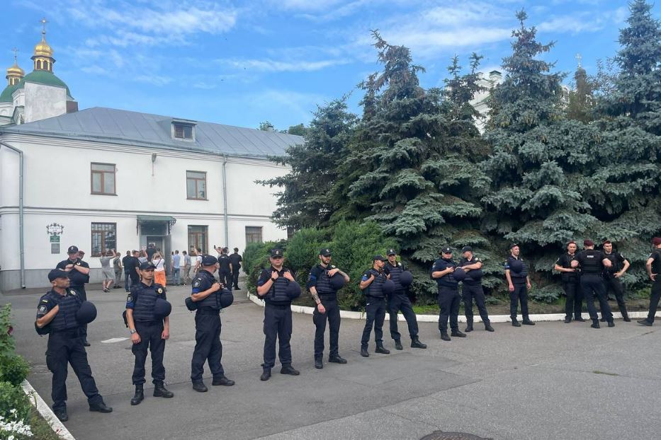 La polizia nel Monastero delle grotte per consentire alla commissione del governo di sigillare gli edifici