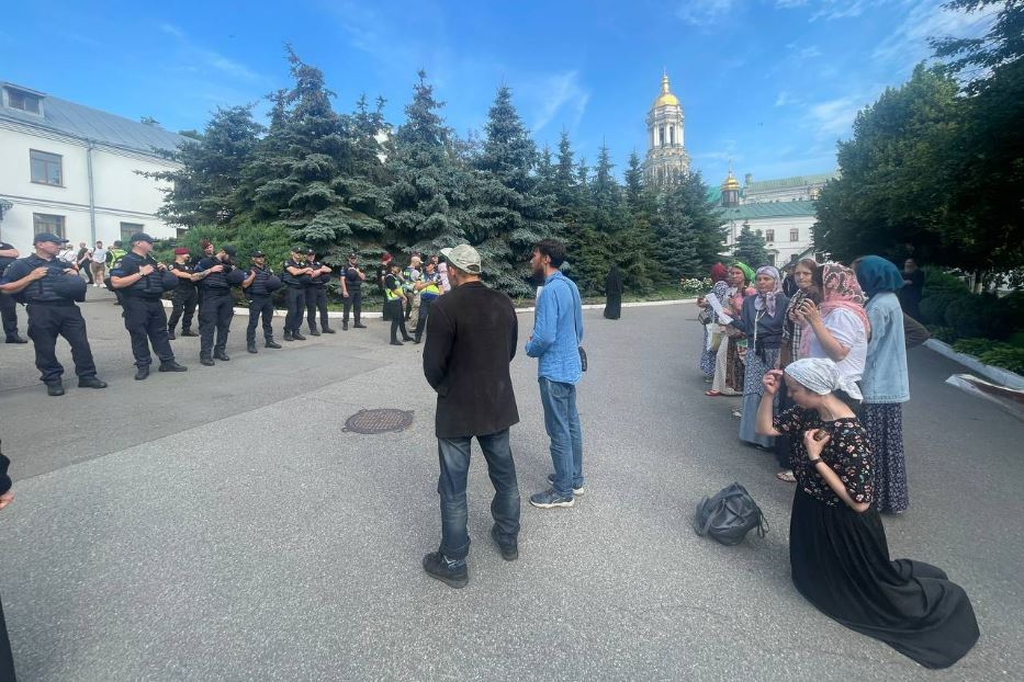 La protesta dei fedeli in preghiera davanti alla polizia nel Monastero delle grotte a Kiev