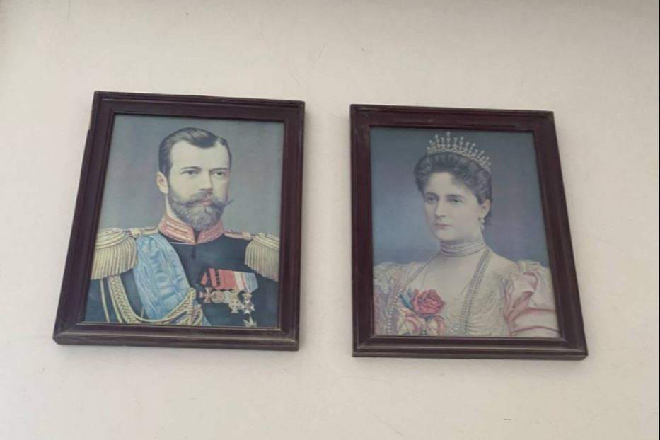 I ritratti dell'imperatore russo Nicola II e dell'imperatrice Alessandra trovati nel santuario