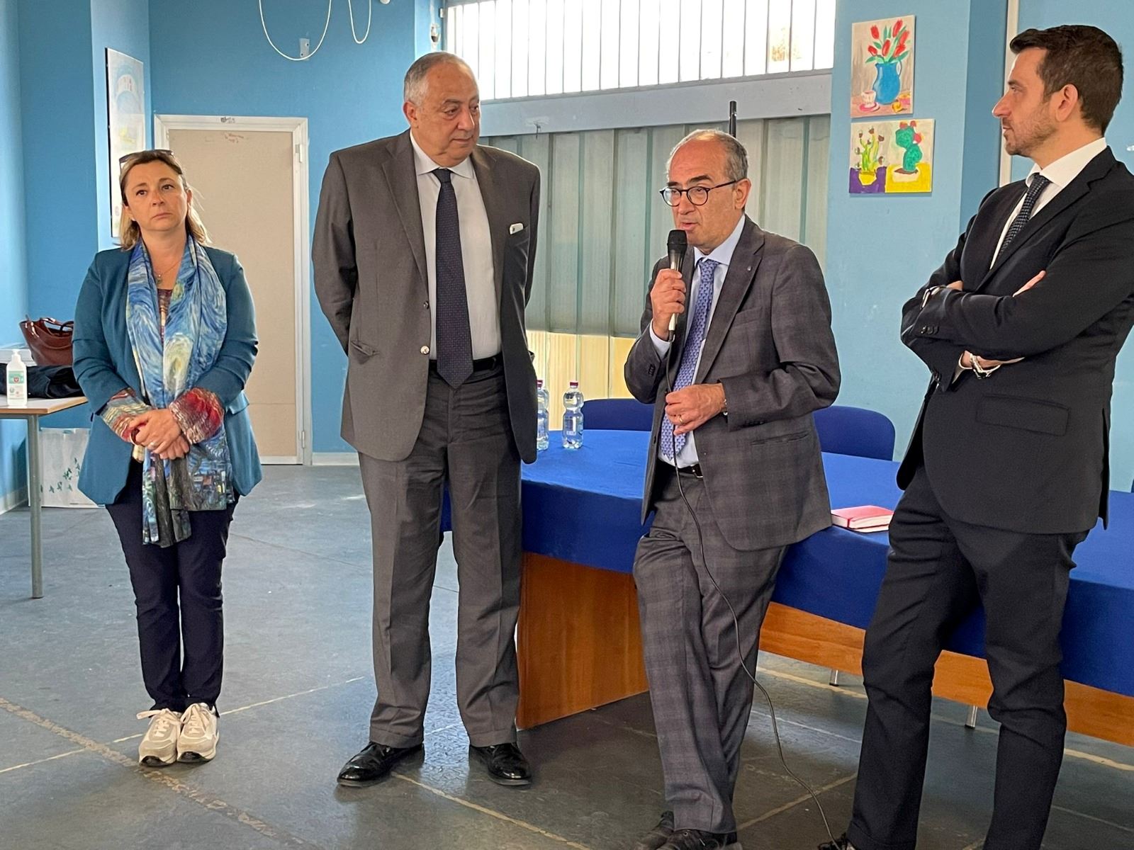Il dirigente reggente Domenico Di Fatta con alcuni docenti dell’istituto “Falcone” del quartiere Zen di Palermo