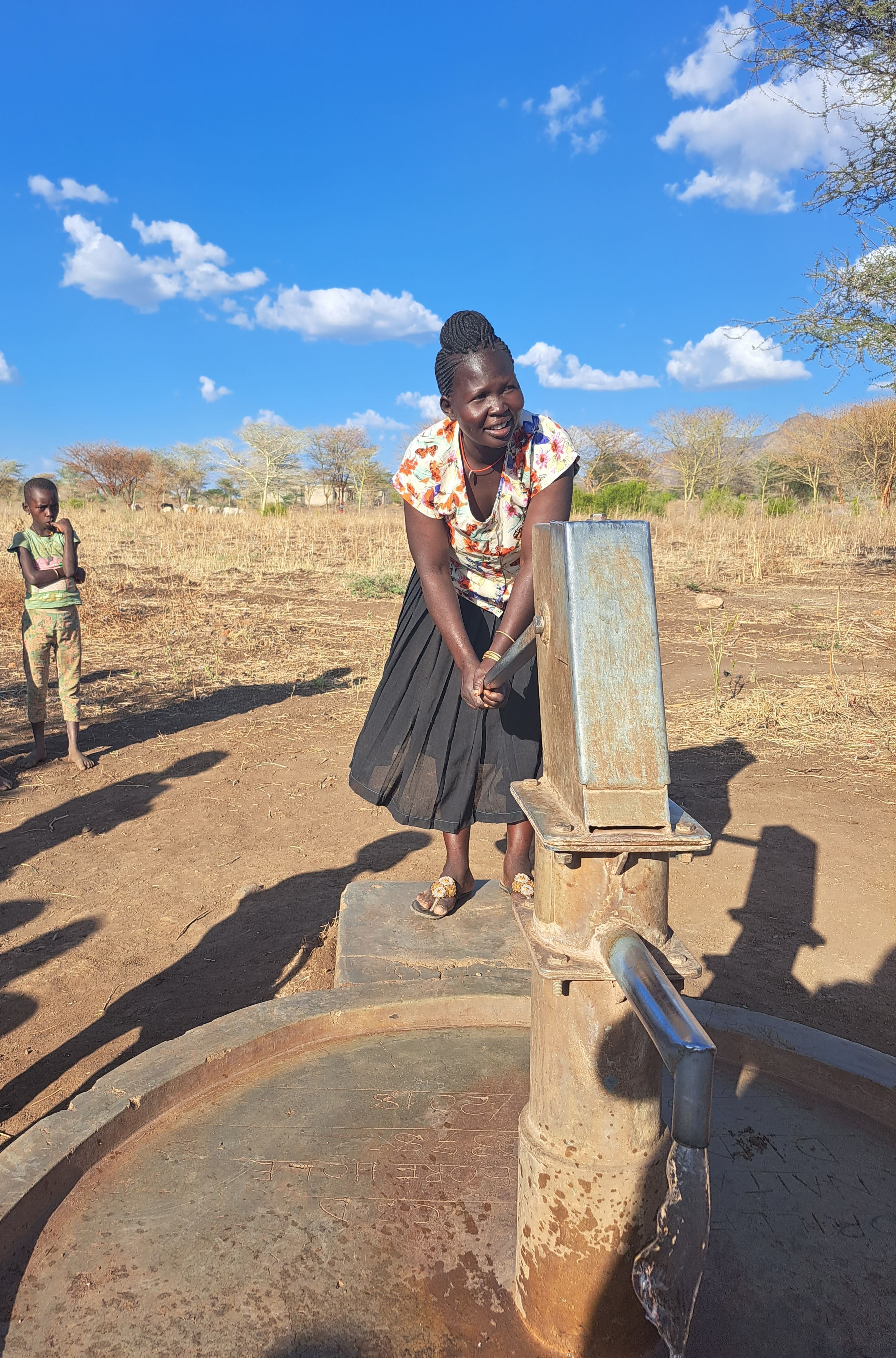 Christine Napeyok prende l’acqua dal pozzo realizzato vicino casa sua da Africa Mission