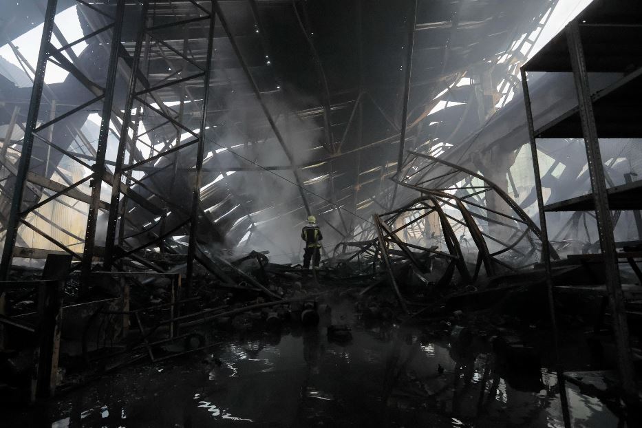Il magazzino edile devastato e incendiato durante l'attacco missilistico russo a Kiev