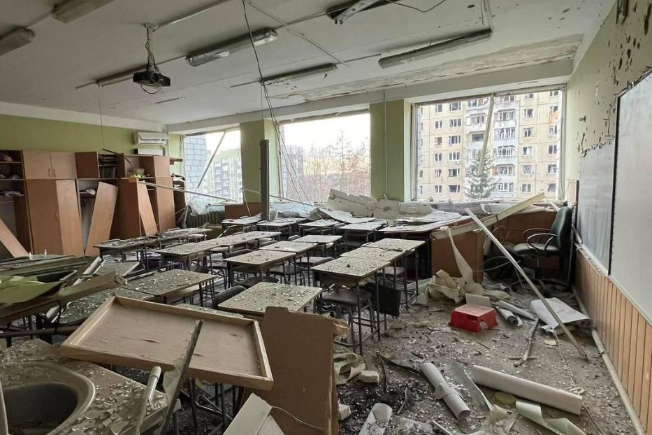 La scuola devastata dai raid russi a Leopoli