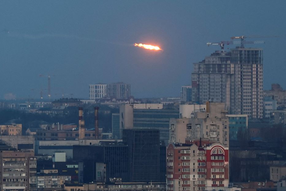 L'arrivo di uno dei missili che hanno bombardato Kiev