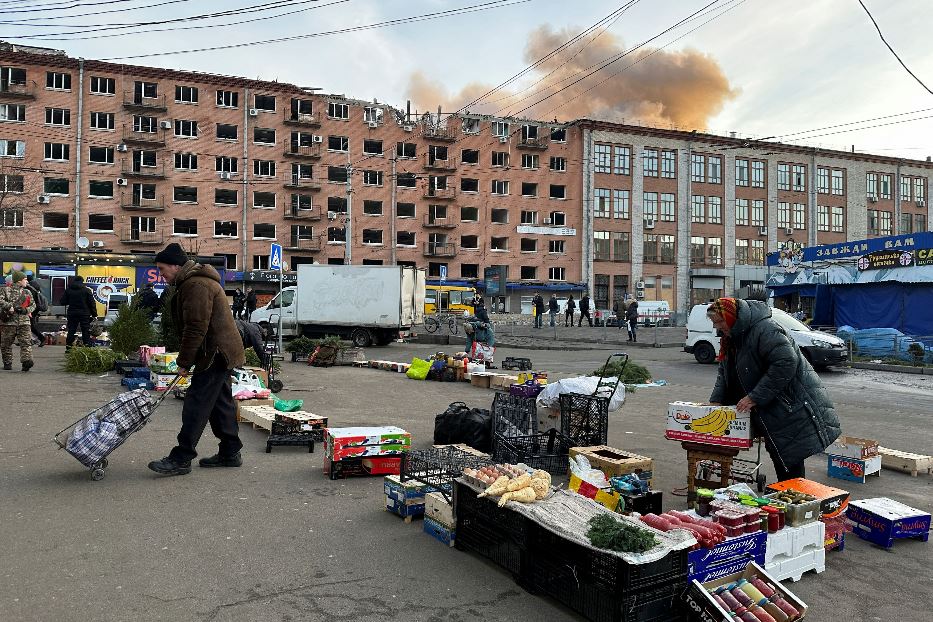 ll mercatino vicino alla fermata della metropolitana di Lukyanivska a Kiev: il quartiere è stato devastato dall'esplosione di un missile russo