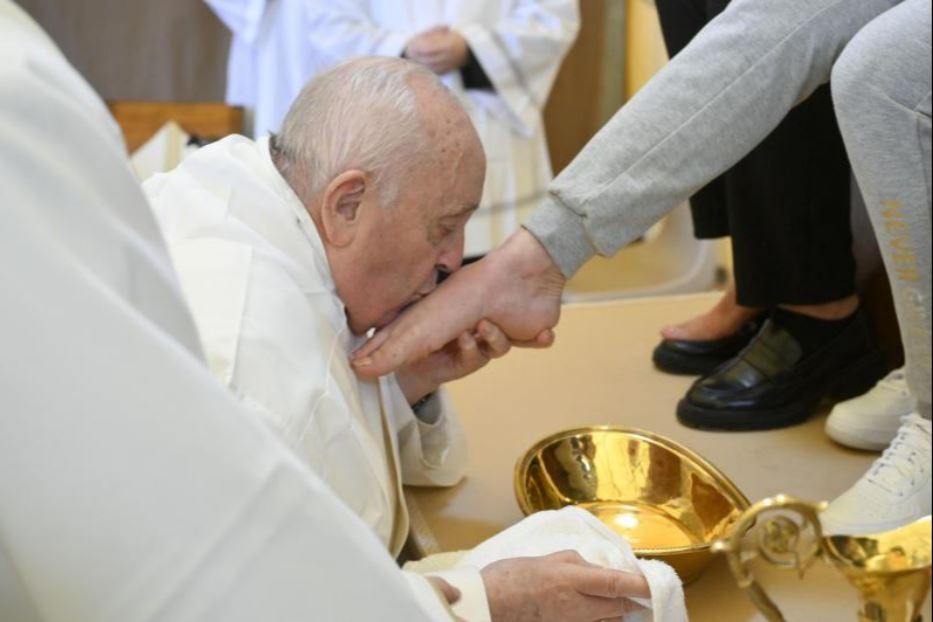 Il Papa lava i piedi alle detenute di Rebibbia per il Giovedì Santo