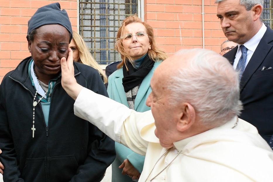 Un momento dell'incontro del Papa con le detenute a Rebibbia