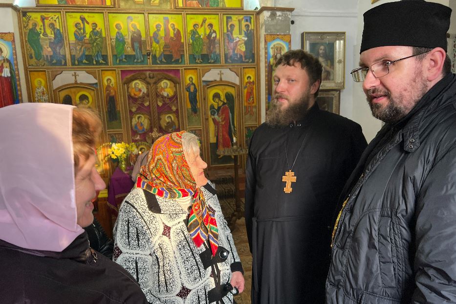 Il vescovo Maksym Ryabukha durante la visita a una parrocchia nella parte libera della regione di Donetsk