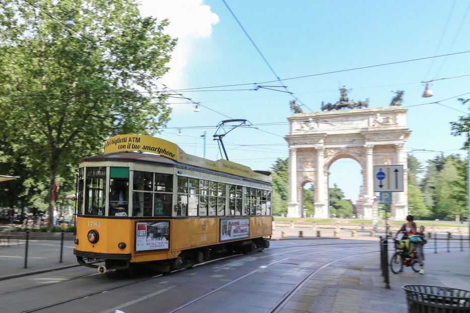 Il tram Carrelli mentre attraversa il centro di Milano