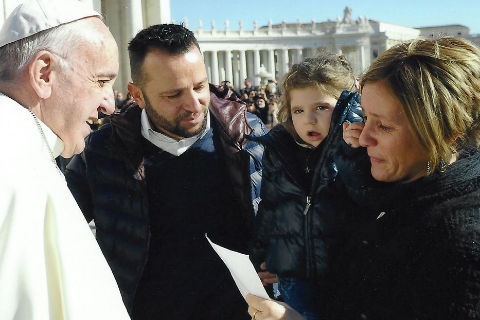 Margherita con papà Michele e mamma Giuditta insieme al Papa in piazza San Pietro