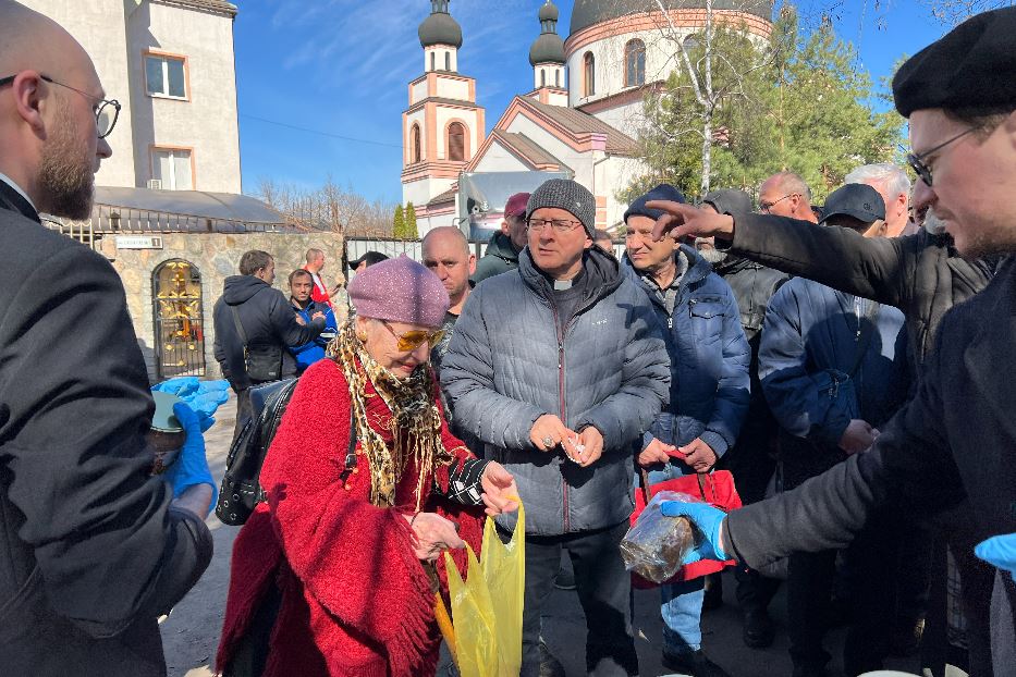 Il vescovo Jan Sobilo mentre distribuisce gli aiuti a Zaporizhzhia