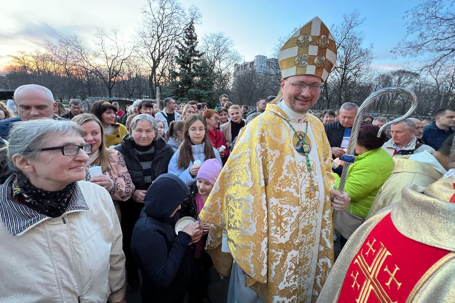 La veglia pasquale a Zaporizhzhia con il nunzio apostolico, l’arcivescovo Visvaldas Kulbokas