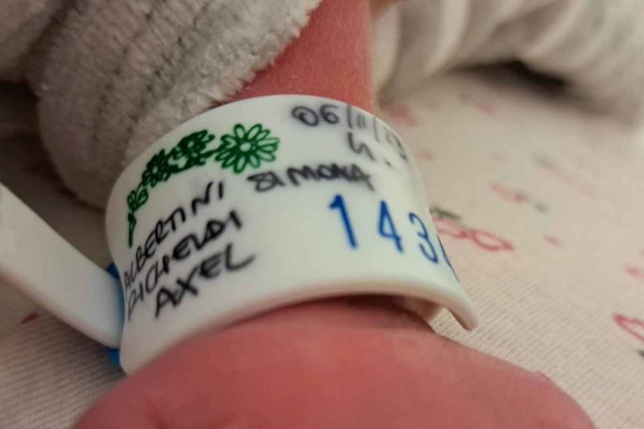 Il braccialetto sul polso del piccolo Axel, nato lo scorso novembre sull’Appennino emiliano. La fotografia è stata postata su Facebook dal suo papà, Thomas Richeldi: «Da oggi qualcosa è cambiato» le parole scritte dall’uomo