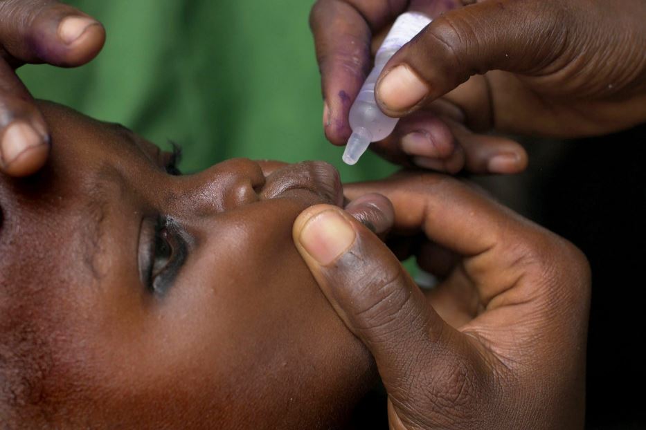 La somministrazione di un vaccino orale antipolio a un bimbo nigeriano
