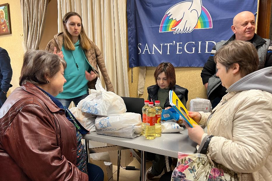 La distribuzione degli aiuti umanitari nell'hub solidale di Sant'Egidio a Leopoli