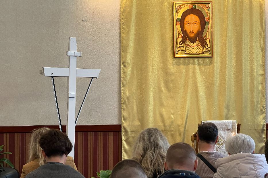 La croce creata con le finestre di Irpin colpite dalle schegge dei bombardamenti russi