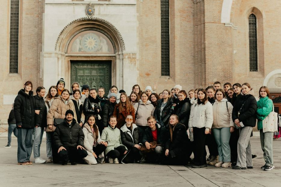 I giovani ucraini davanti alla Basilica di Sant'Antonio a Padova