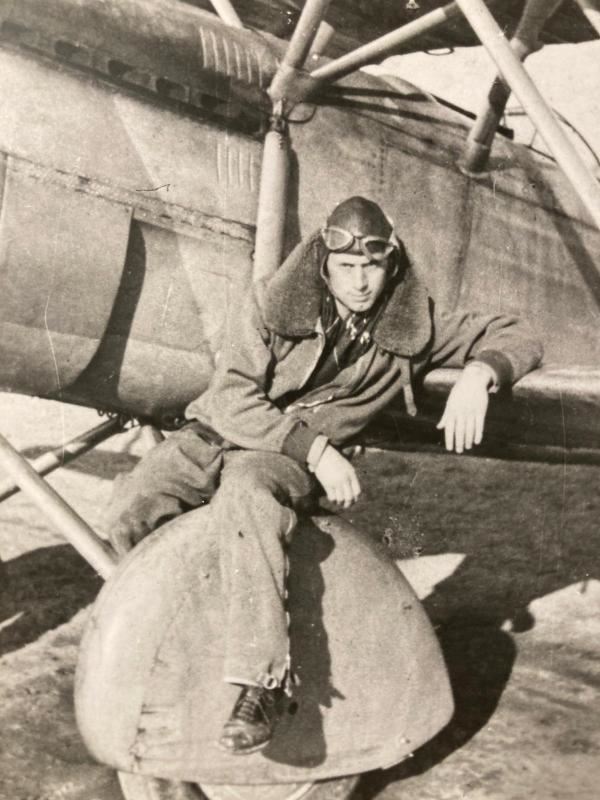 Il sergente maggiore Alvise Andrich in una foto con l'uniforme da pilota