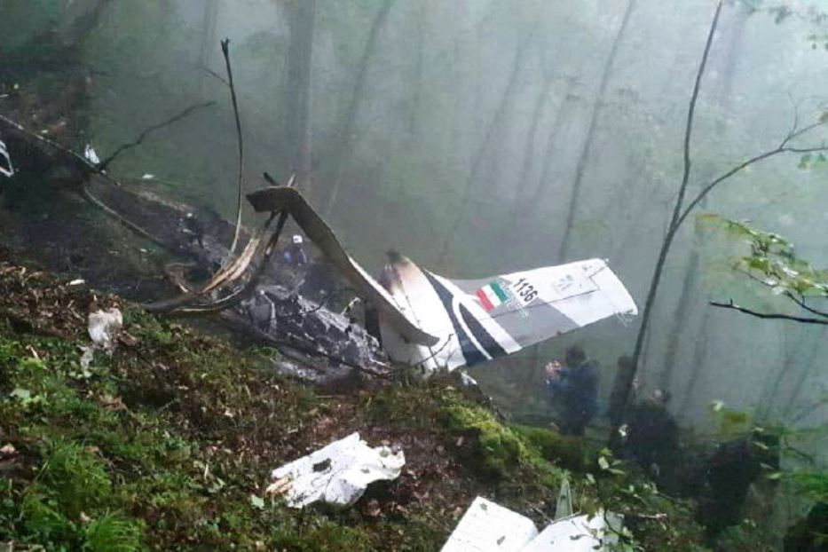 I resti delll'elicottero su cui viaggiava Ebrahim Raisi