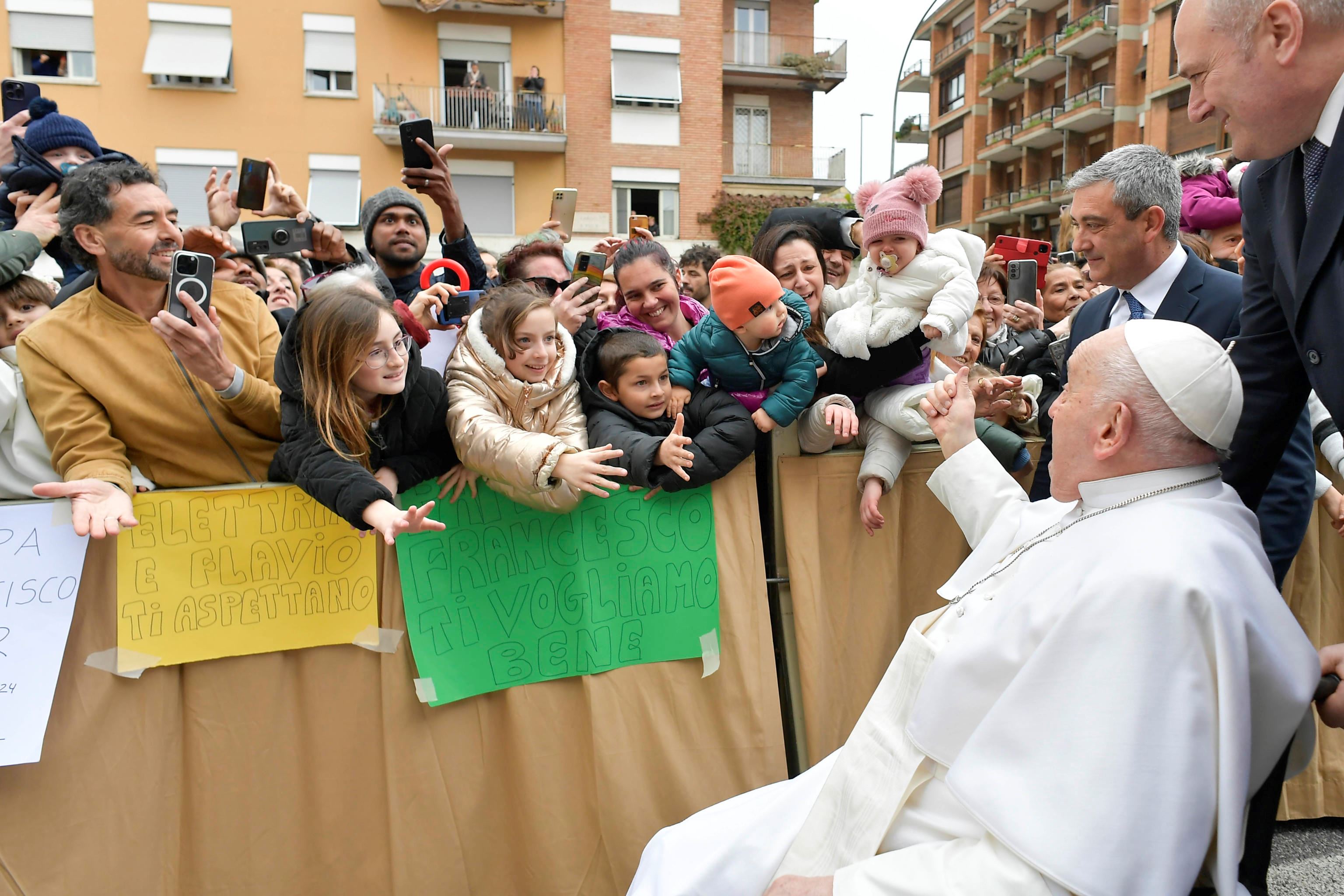 Il Papa saluta i fedeli fuori dalla parrocchia