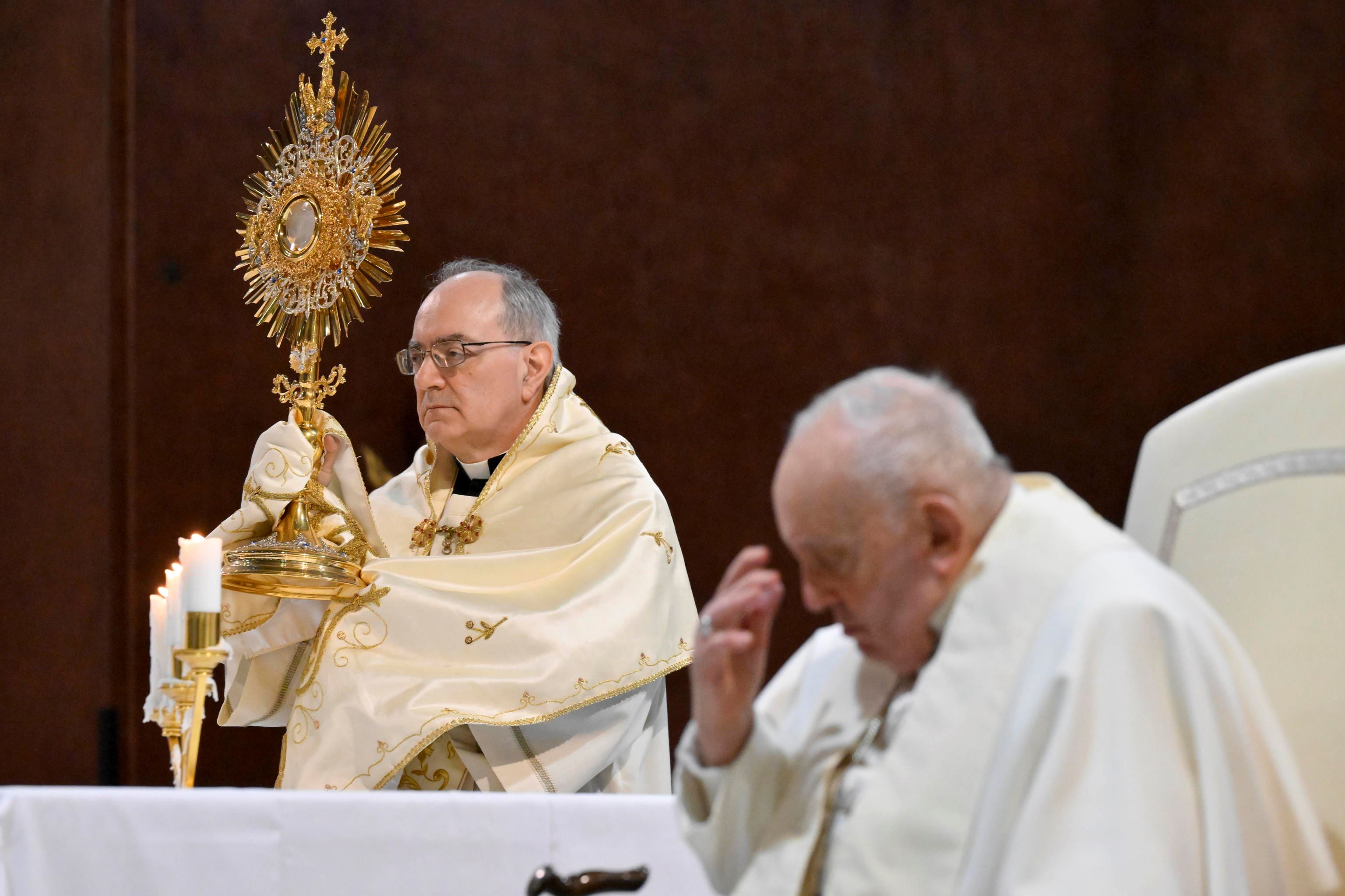 Il Papa con il parroco di san Pio V, don Donato Le Pera, durante l'adorazione eucaristica