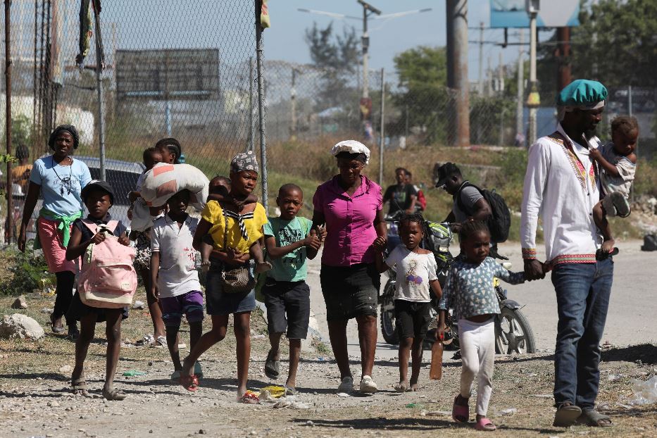 Ad Haiti 300mila persone hanno dovuto lasciare le proprie abitazioni per gli scontri tra bande criminali