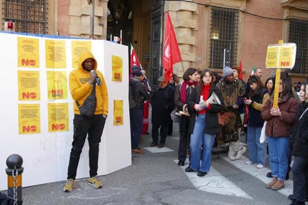 Il Sit-in contro i Cpr organizzato sotto la prefettura di Bologna