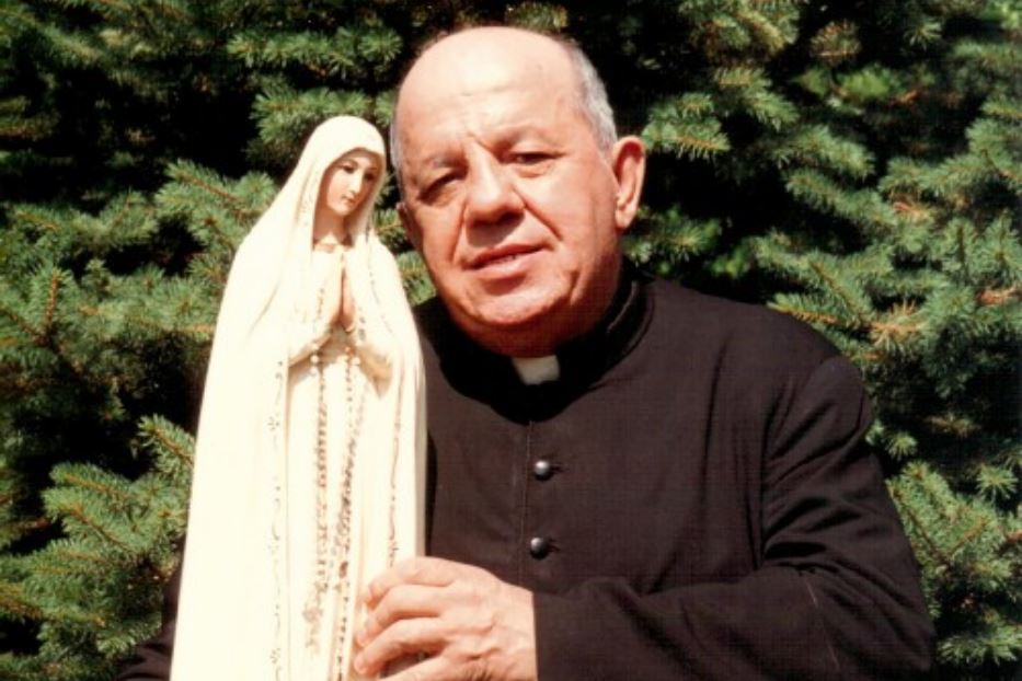 Don Stefano Gobbi con la statua della Madonna a cui era molto devoto