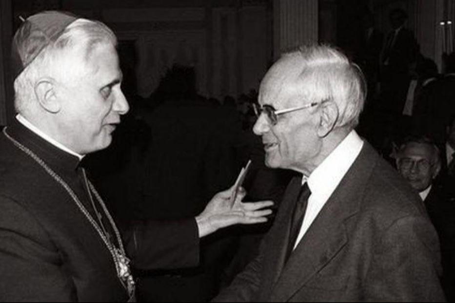 Da sinistra l'allora arcivescovo di Monaco il cardinale Joseph Ratzinger mentre dialoga con Karl Rahner