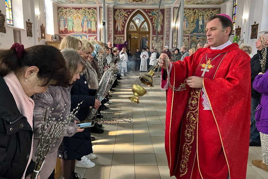 La Messa della Domenica delle Palme nella Cattedrale di Kharkiv con il vescovo Pavlo Honcharuk