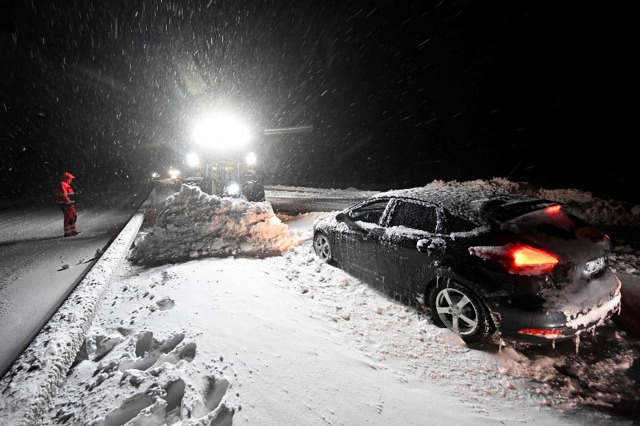 Mezzi al lavoro per spalare la neve la notte scorsa sull'autostrada E22 in Svezia: migliaia gli automobilisti intrappolati per almeno 24 ore